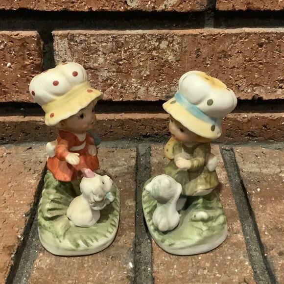 Vintage Homco 1430-V 2 Girls With Cat & Dog Blue Red Bonnet 4” Tall - Picture 2 of 3